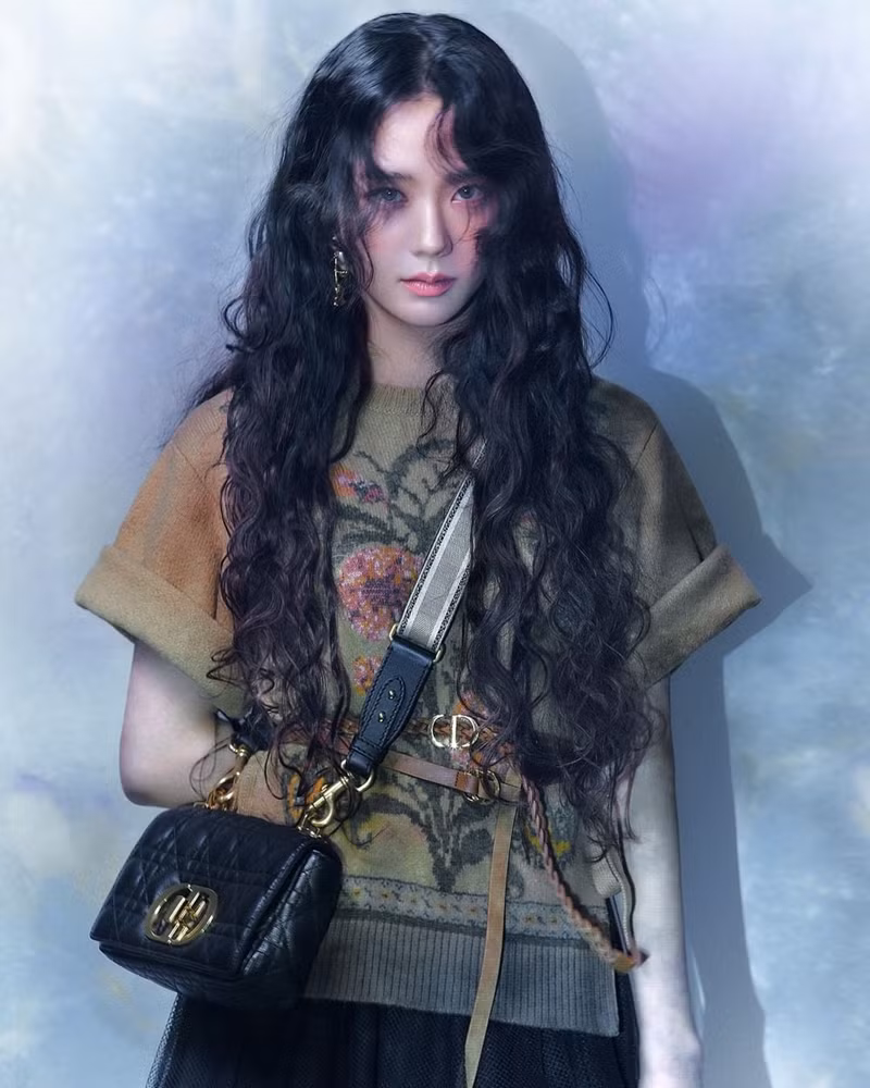 Dior tung BST Thu Đông 2021 với các thiết kế được lấy cảm hứng từ đại sứ thương hiệu Jisoo ảnh 2