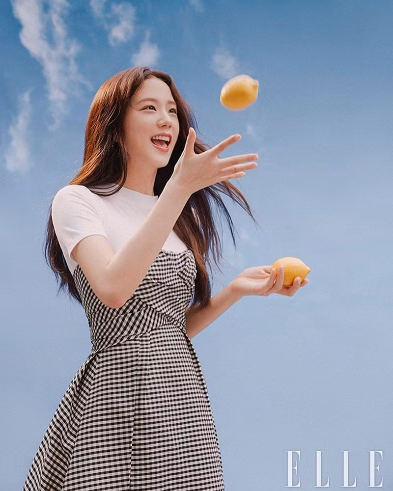 Đụng hàng với 2 đại sứ Dior, Song Hye Kyo được khen thần thái lấn át Jisoo và Angela Baby ảnh 2