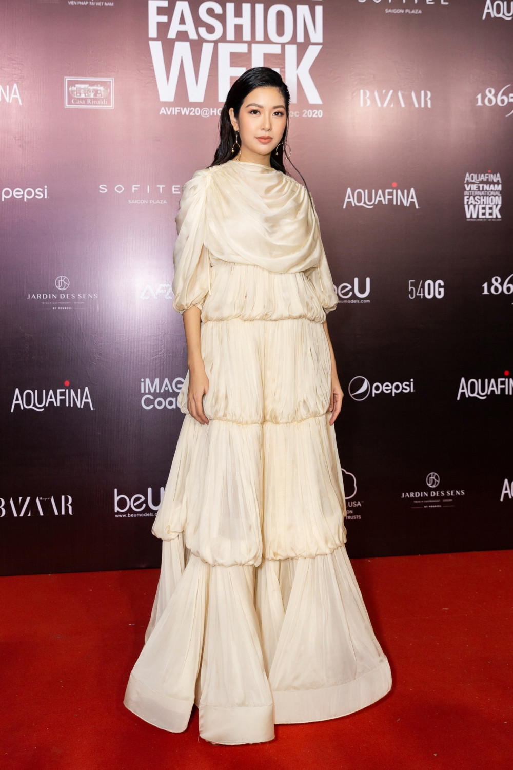 Thảm đỏ Tuần lễ Thời trang: Màn đọ sắc của Hoa hậu Tiểu Vy, Lương Thùy Linh và Khánh Vân ảnh 10