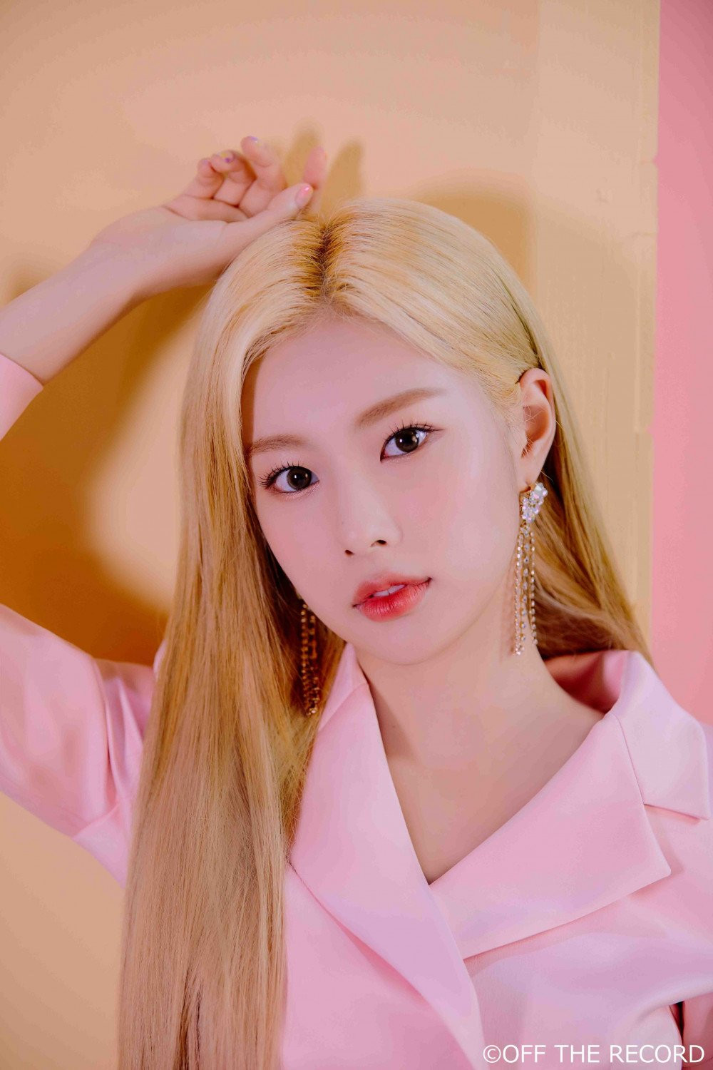 IZ*ONE bị chê ăn mặc "bảo thủ, thiếu trẻ trung" trong loạt ảnh nhá hàng cho album mới ảnh 12