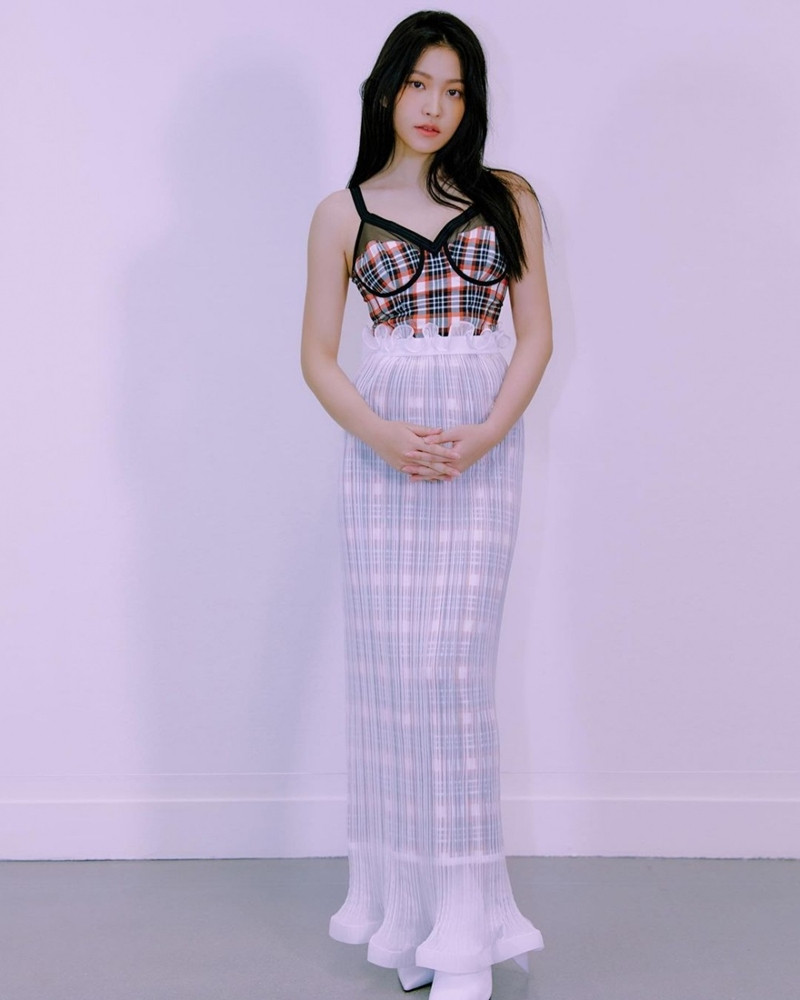 Đụng hàng váy hiệu với Jisoo BLACKPINK, Yeri Red Velvet bị chê như “nàng tiên cá mắc lưới“ ảnh 5