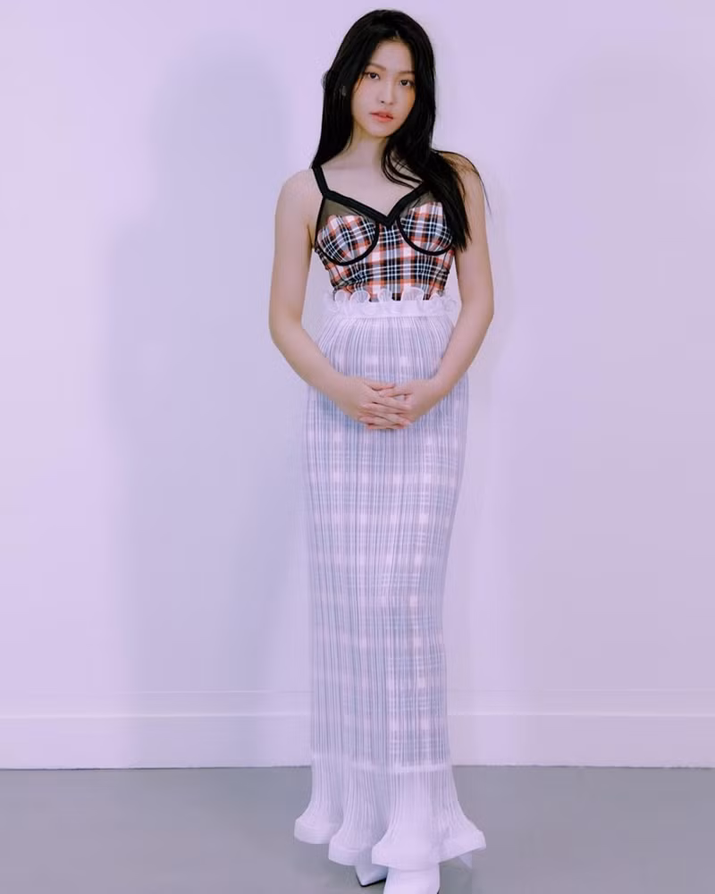 Đụng hàng váy hiệu với Jisoo BLACKPINK, Yeri Red Velvet bị chê như “nàng tiên cá mắc lưới“ ảnh 5