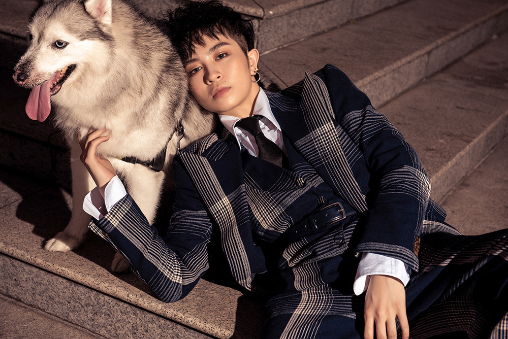 Tung bộ ảnh cực chất bên "người bạn 10 năm", Gil Lê sắp trở lại đường đua V-Pop? ảnh 2