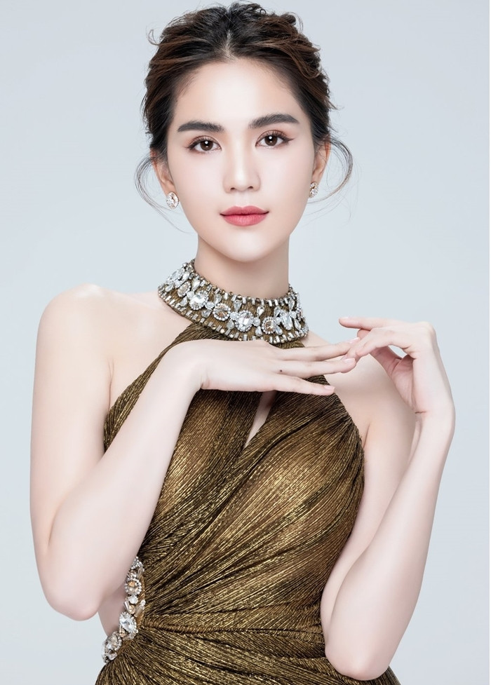 Á hậu Ngọc Thảo và Ngọc Trinh đọ sắc “một 9, một 10” trong cùng mẫu váy lấp lánh ảnh 7