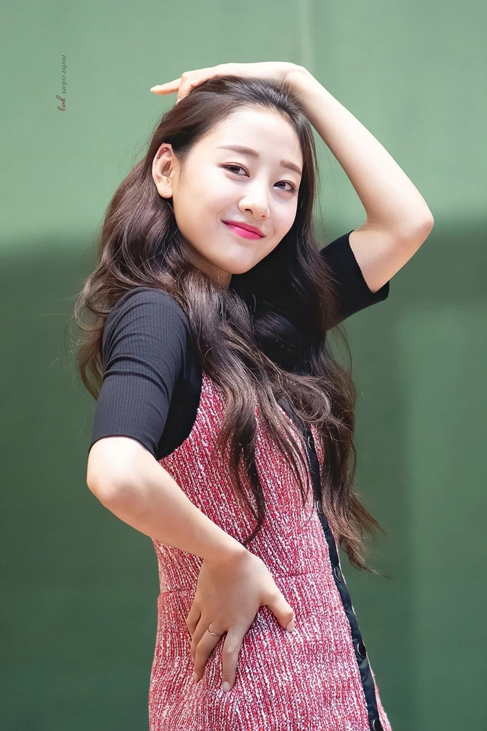 8 lần “đụng hàng” bất phân thắng bại của Jisoo (BLACKPINK) với các nữ idol xinh đẹp khác ảnh 12