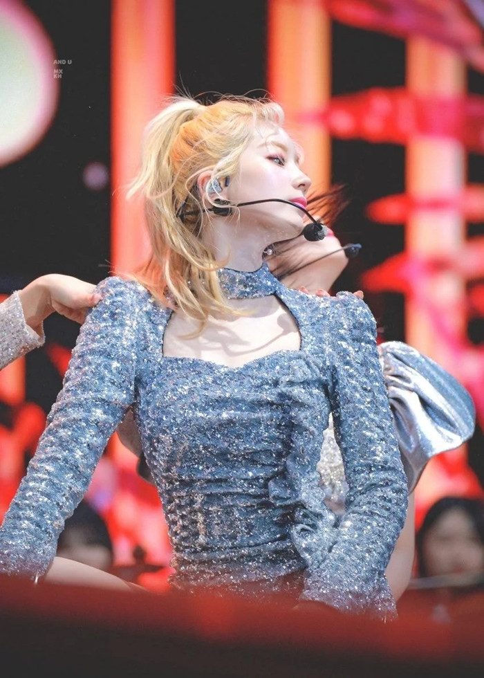 Màn “đụng hàng” váy lấp lánh của Jeon Somi và Dahyun (TWICE), ai được khen nhiều hơn? ảnh 5