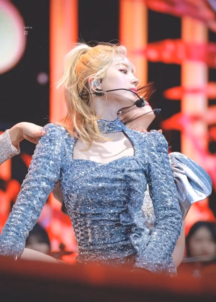 Màn “đụng hàng” váy lấp lánh của Jeon Somi và Dahyun (TWICE), ai được khen nhiều hơn? ảnh 5