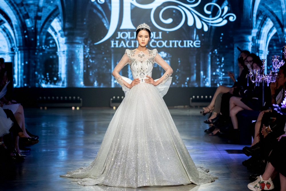 Hoa hậu Tiểu Vy mặc váy cô dâu, đội vương miện như “nữ hoàng” làm vedette show thời trang ảnh 7