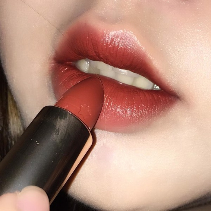 Top 5 thỏi son đỏ nâu dưới 500K giúp bạn có đôi môi giống “dì Chang” (Luật Trời) ảnh 7