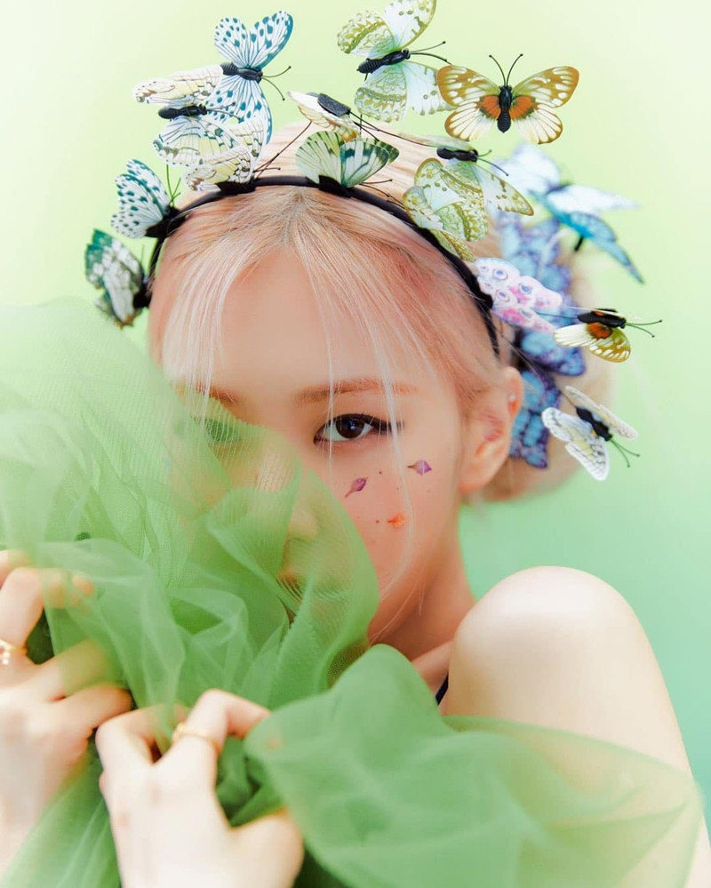 Rosé (BLACKPINK) biến tấu phụ kiện đỉnh thế này thì YG còn cần stylist làm gì nữa! ảnh 7