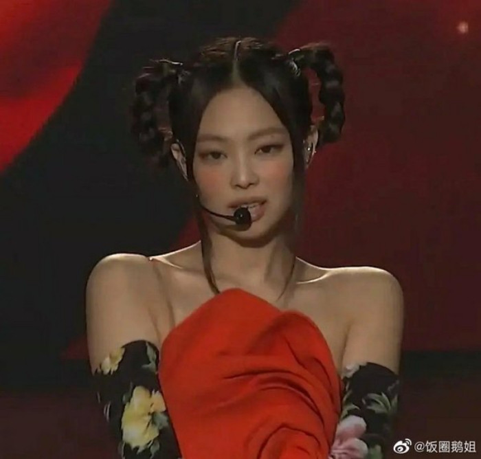 Visual hoa hồng và kiểu tóc của Jennie (BLACKPINK) lên hot search Weibo vì nghi vấn sao chép hình ảnh ảnh 2