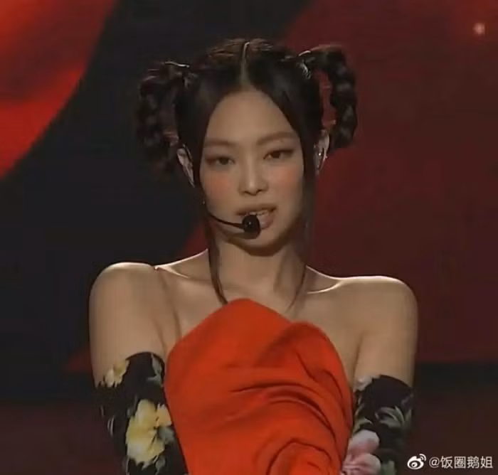 Visual hoa hồng và kiểu tóc của Jennie (BLACKPINK) lên hot search Weibo vì nghi vấn sao chép hình ảnh ảnh 2
