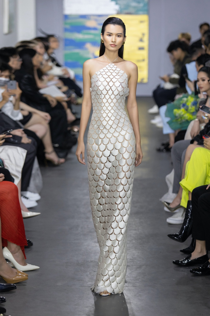 Những mẫu váy được mỹ nhân Việt đặc biệt yêu thích, đụng hàng bất chấp chiều cao tuổi tác ảnh 2