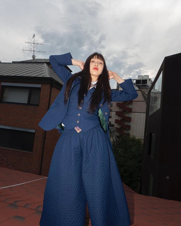 Sao Hàn lại “đụng hàng”, lần này là màn đọ sắc của IU, Joy (Red Velvet) & Lee Sung Kyung ảnh 3