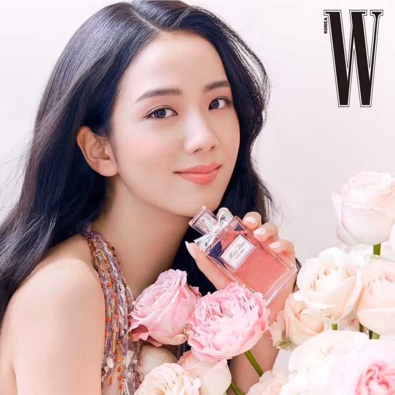 Cùng quảng cáo nước hoa Dior, hai đại sứ Jisoo (BLACKPINK) và Angela Baby lại được đem ra so sánh ảnh 2
