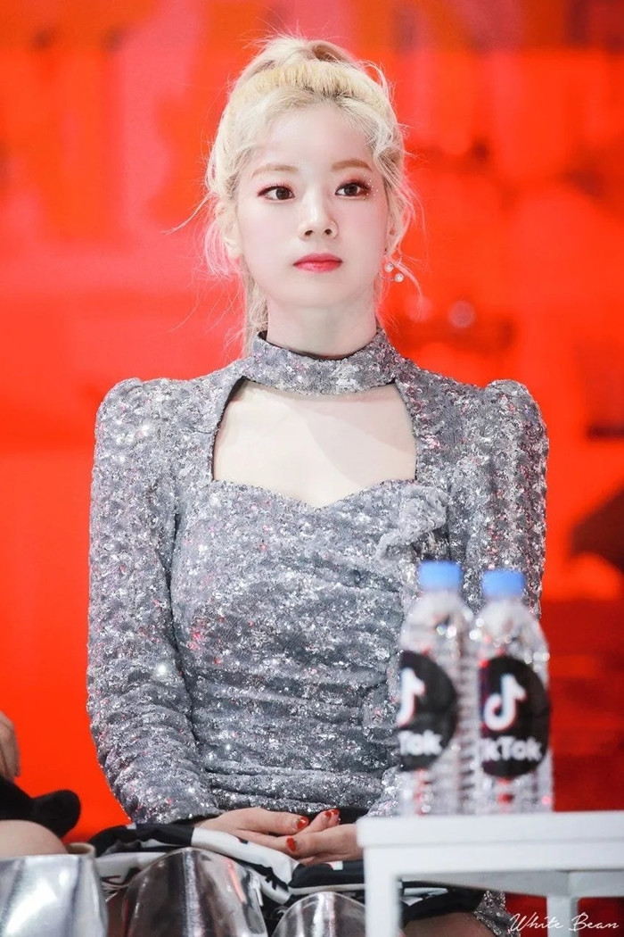 Màn “đụng hàng” váy lấp lánh của Jeon Somi và Dahyun (TWICE), ai được khen nhiều hơn? ảnh 4