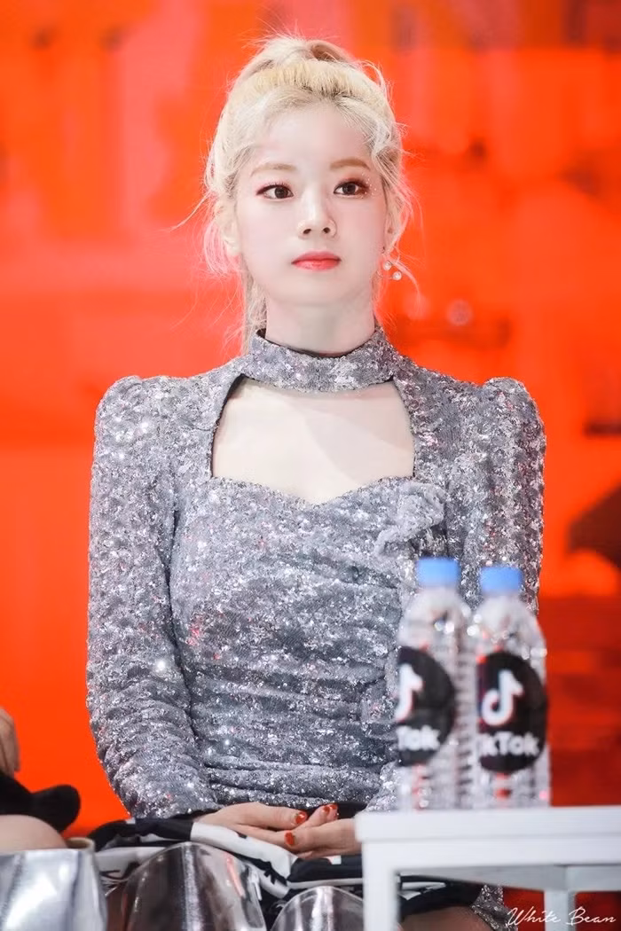 Màn “đụng hàng” váy lấp lánh của Jeon Somi và Dahyun (TWICE), ai được khen nhiều hơn? ảnh 4