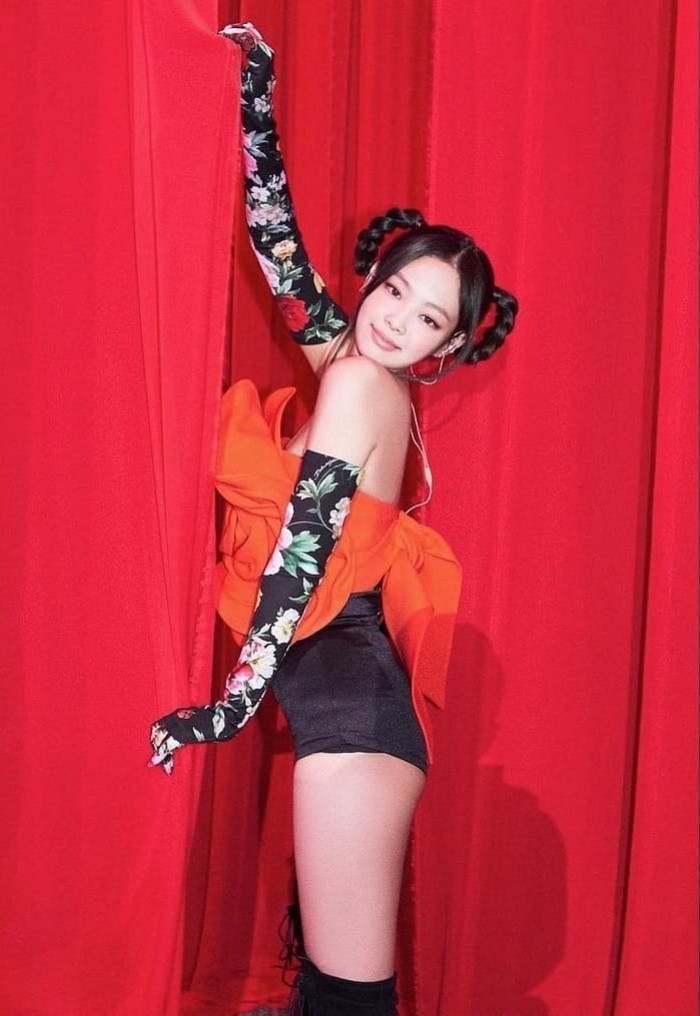 Cận cảnh chiếc áo hoa hồng trứ danh của Jennie BLACKPINK trong concert The Show, giá thực sự gây choáng ảnh 6