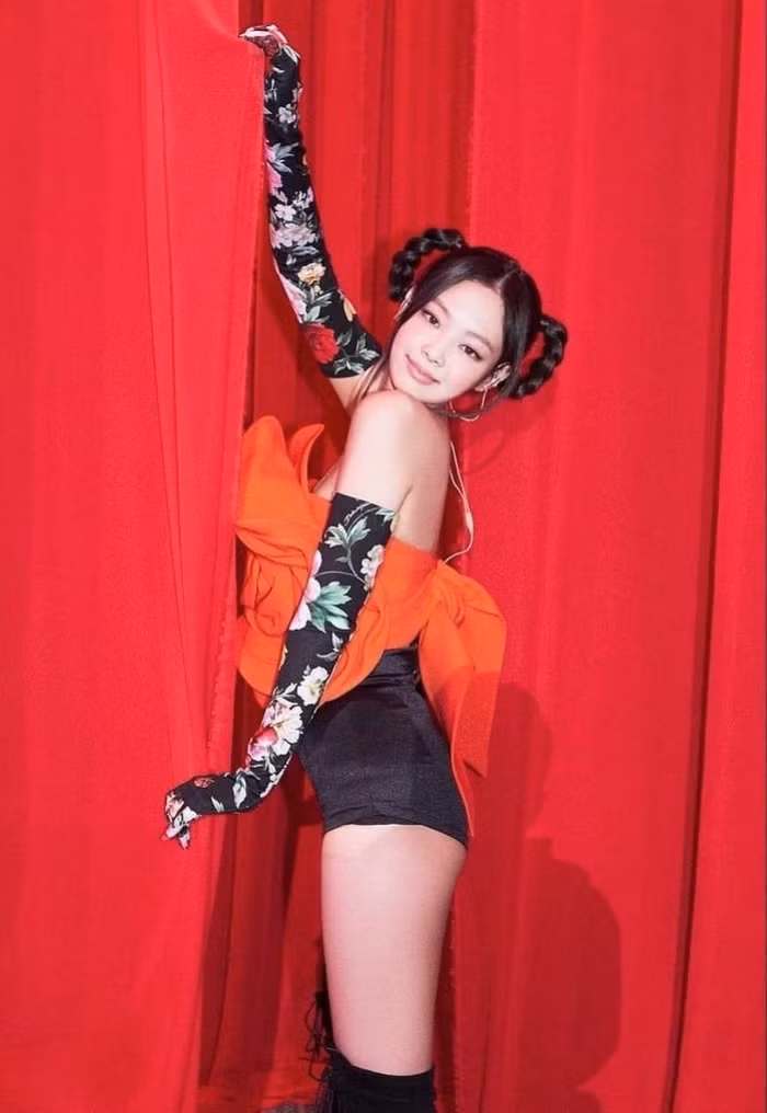 Cận cảnh chiếc áo hoa hồng trứ danh của Jennie BLACKPINK trong concert The Show, giá thực sự gây choáng ảnh 6