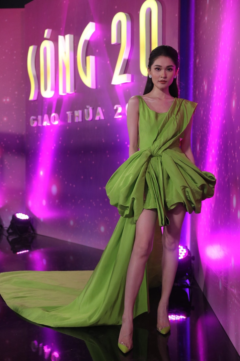 Diện váy Công Trí trên thảm đỏ VMAs, Nicole Richie “đụng hàng” tận 9 mỹ nhân showbiz Việt ảnh 12