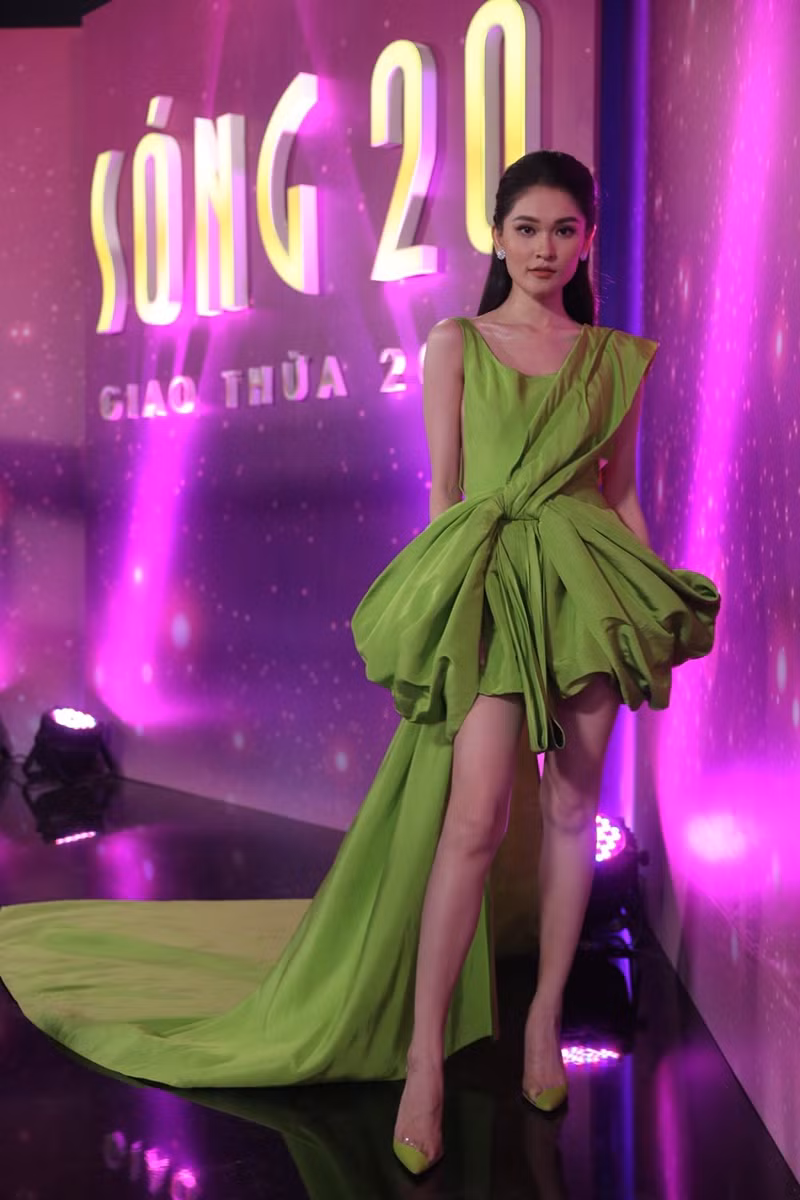 Diện váy Công Trí trên thảm đỏ VMAs, Nicole Richie “đụng hàng” tận 9 mỹ nhân showbiz Việt ảnh 12