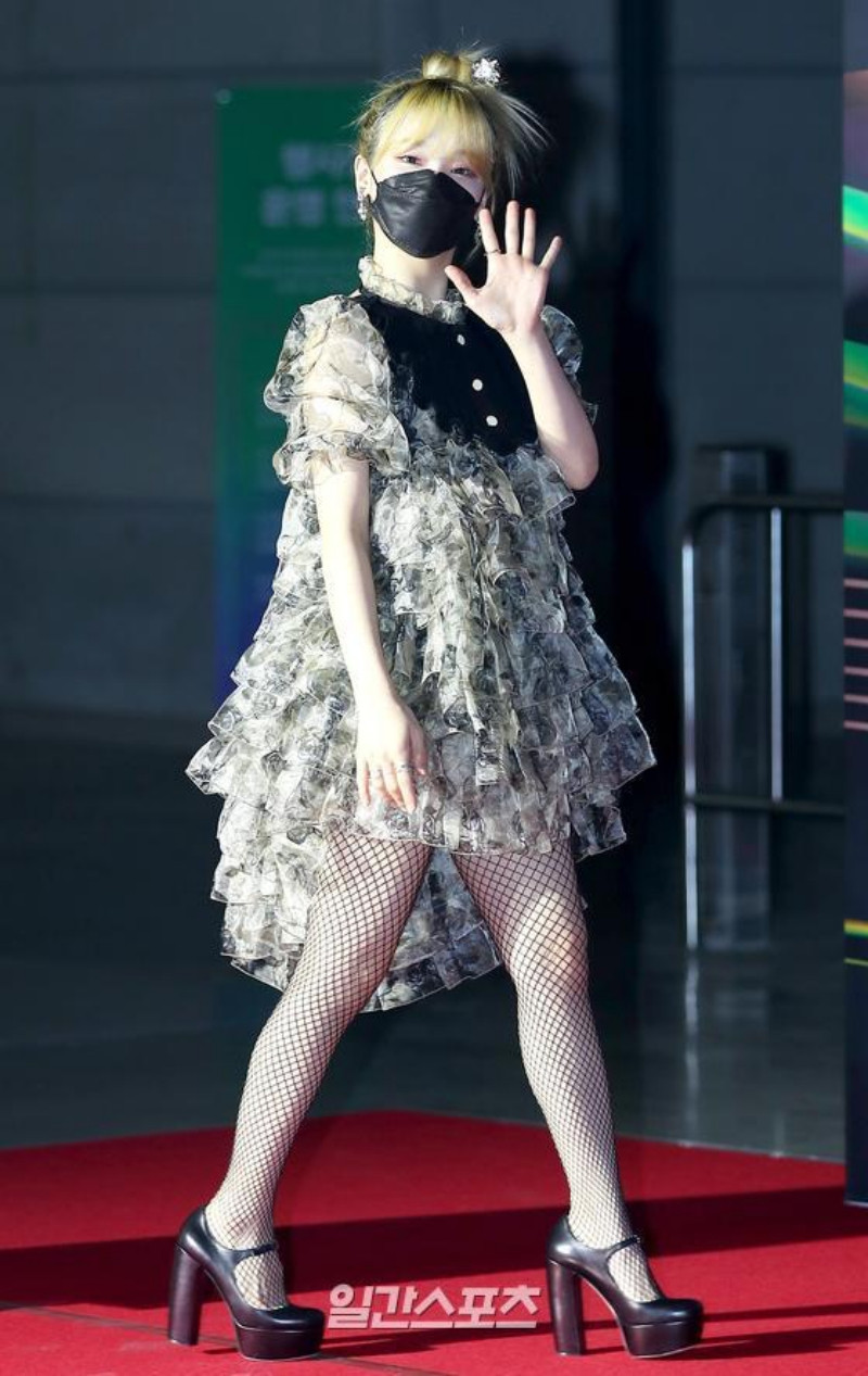 Seunghee OH MY GIRL biến bộ váy từng được Jennie BLACKPINK mặc thành "thảm họa thời trang" ảnh 2