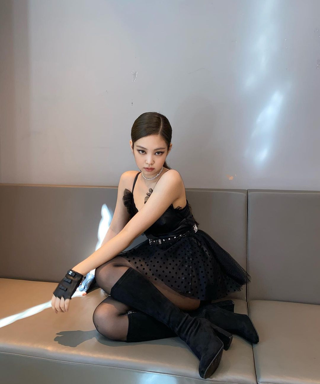 “Thiên nga đen” Jennie khiến các tín đồ của màu đen phát cuồng vì bộ váy “đỉnh của đỉnh“ ảnh 4