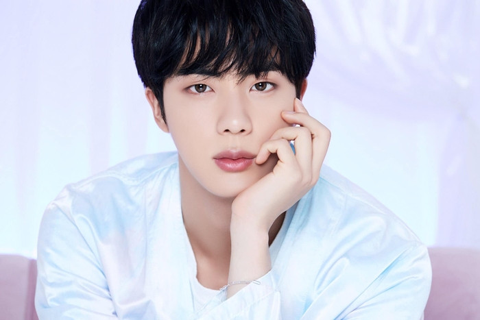 Ảnh teaser của Jin (BTS) lấp lánh toàn đá quý nhưng gây sốc nhất lại là món đồ này ảnh 3