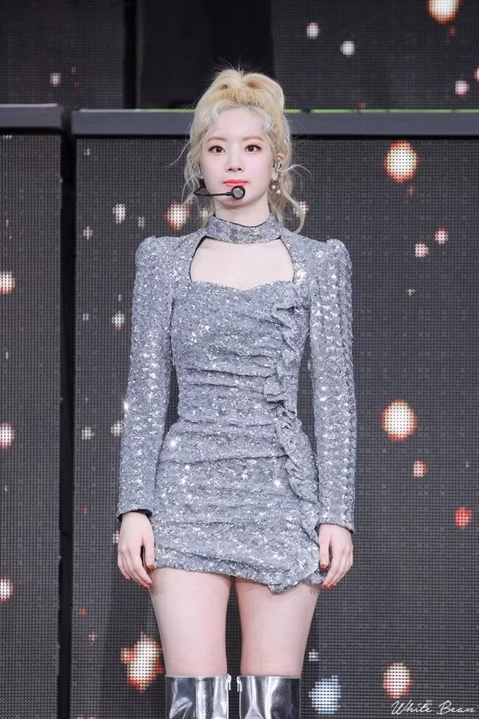 Màn “đụng hàng” váy lấp lánh của Jeon Somi và Dahyun (TWICE), ai được khen nhiều hơn? ảnh 7