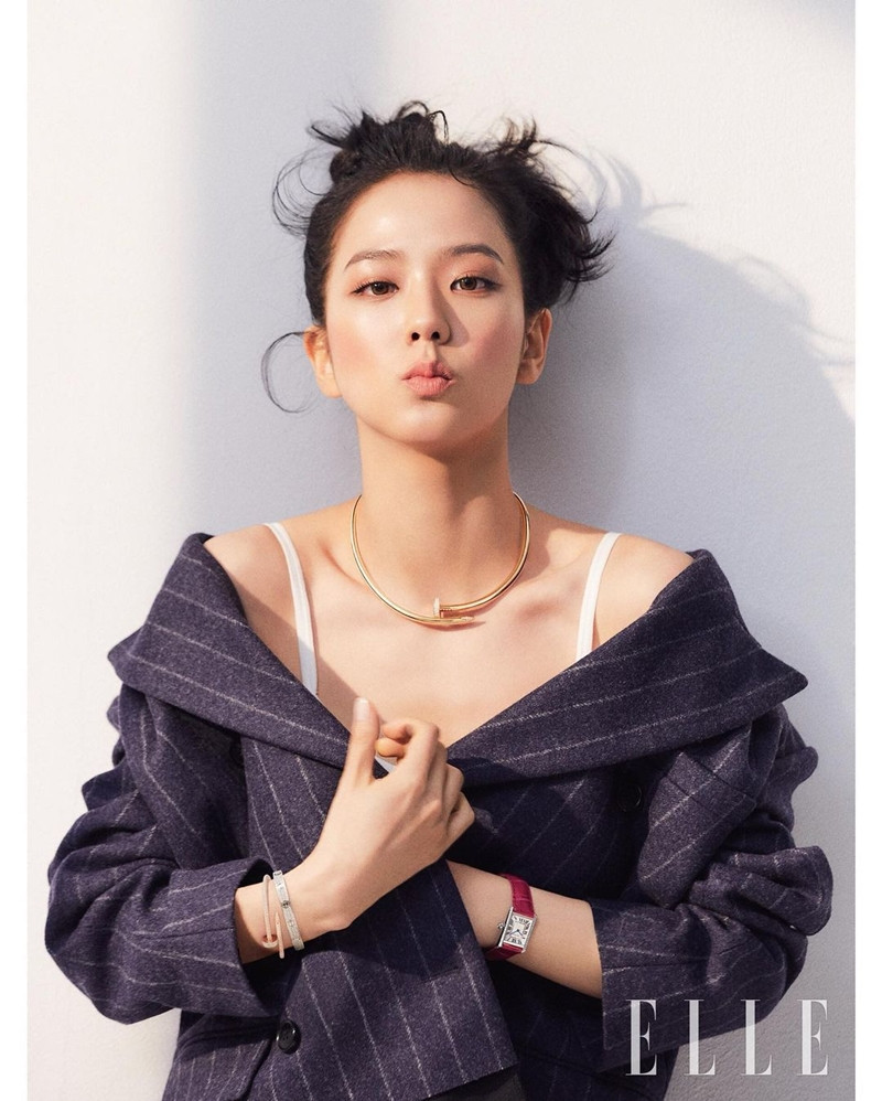 Mặc chiếc váy da bóng khó nhằn, Jisoo (BLACKPINK) “chặt đẹp” mẫu xịn của hãng ảnh 2