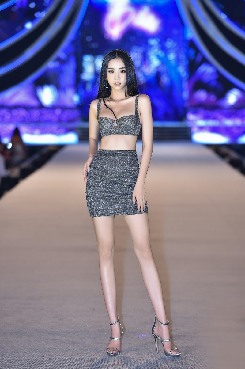 Đêm thi Người đẹp Biển: Tiểu Vy, Mỹ Linh, Lương Thuỳ Linh khoe vai trần, chân dài cực phẩm ảnh 4