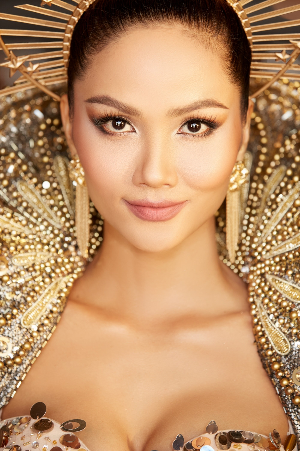 Hoa hậu H’Hen Niê hóa thân thành Nữ thần Mặt Trời đầy quyền lực trong bộ váy đồ sộ ảnh 7