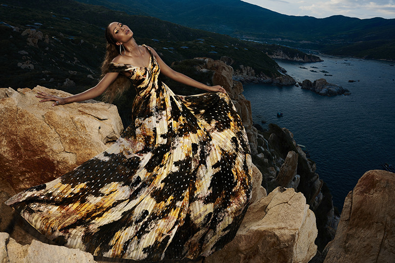 H'Hen Niê đẹp như nữ thần thiên nhiên trong bộ ảnh kết hợp cùng NTK Lê Thanh Hòa ảnh 5