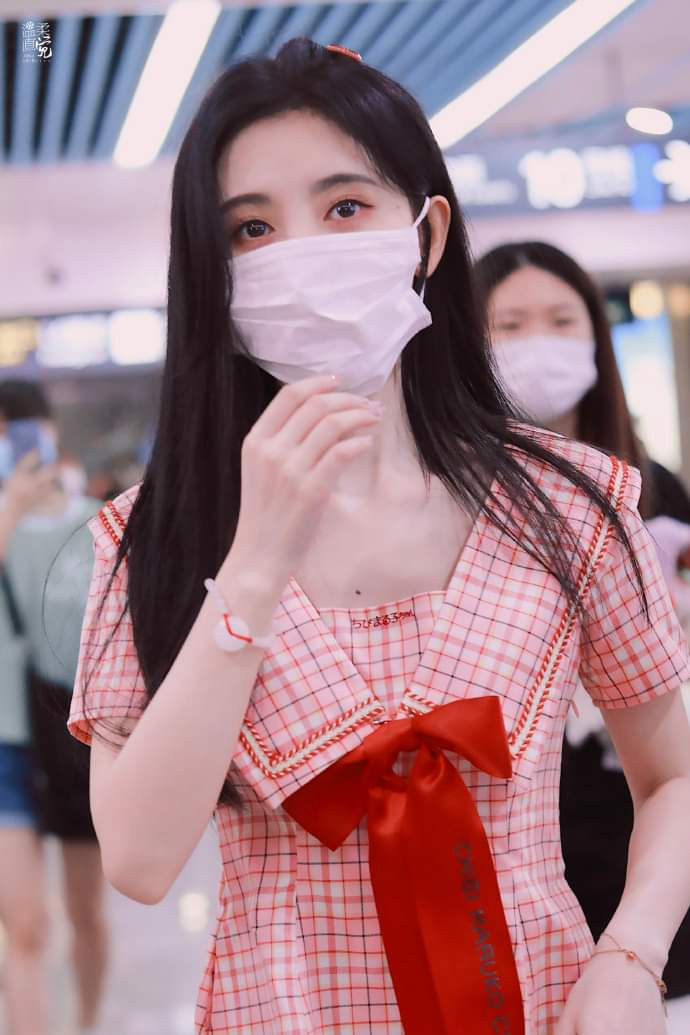 Mỹ nữ “4000 năm có một” Cúc Tịnh Y lên No.1 hot search vì đeo khẩu trang to khó hiểu ảnh 4