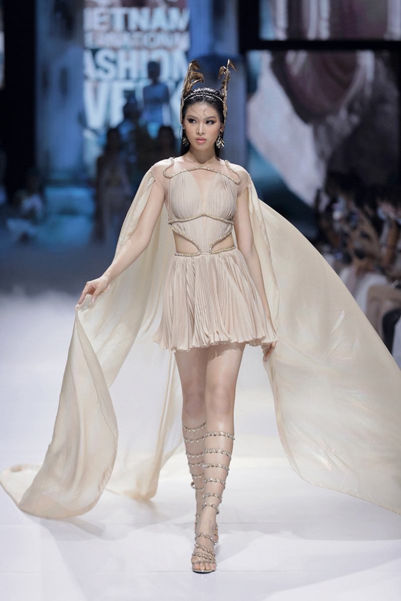 Mặc bộ váy nặng 40kg, Hoa hậu Đỗ Mỹ Linh lo lắng: “Em sợ sẽ bị ngã trên sàn catwalk!“ ảnh 3