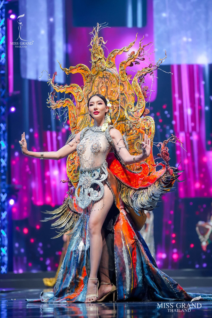 Sốc xỉu với loạt trang phục dân tộc siêu hoành tráng của Miss Grand Thái Lan 2020 ảnh 14