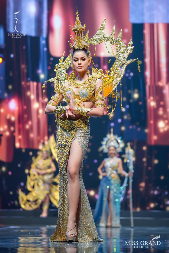 Sốc xỉu với loạt trang phục dân tộc siêu hoành tráng của Miss Grand Thái Lan 2020 ảnh 3