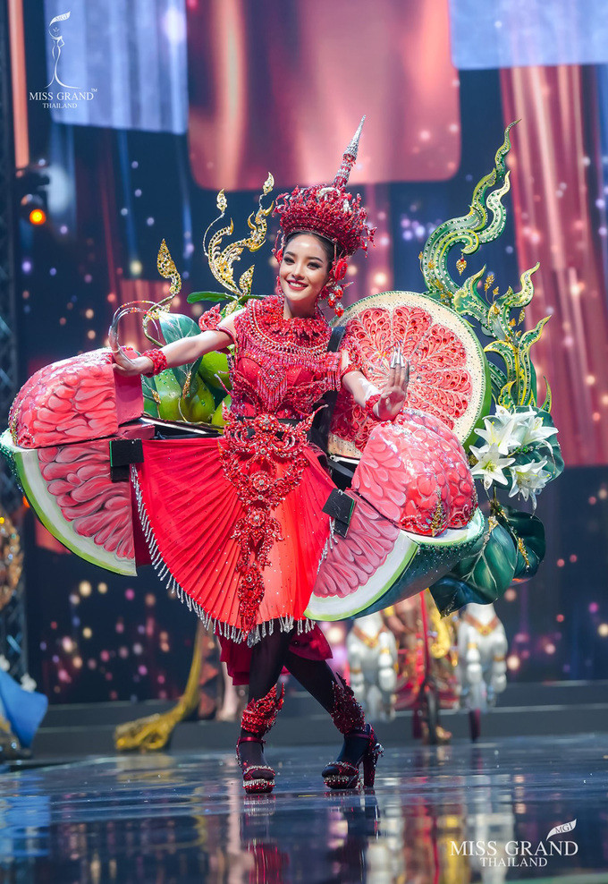 Sốc xỉu với loạt trang phục dân tộc siêu hoành tráng của Miss Grand Thái Lan 2020 ảnh 5