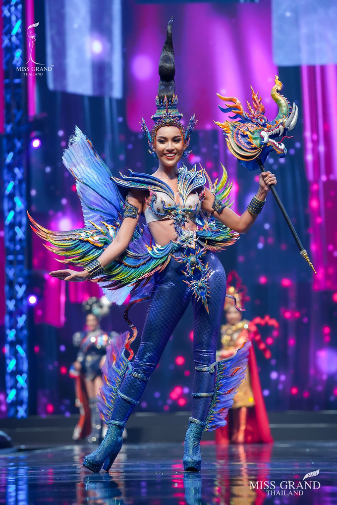 Sốc xỉu với loạt trang phục dân tộc siêu hoành tráng của Miss Grand Thái Lan 2020 ảnh 19
