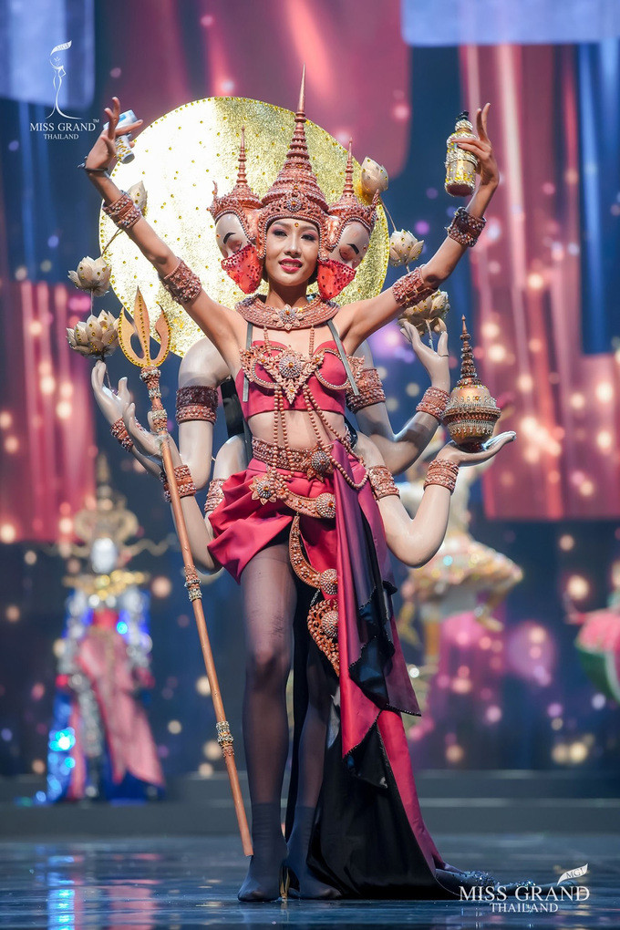 Sốc xỉu với loạt trang phục dân tộc siêu hoành tráng của Miss Grand Thái Lan 2020 ảnh 15