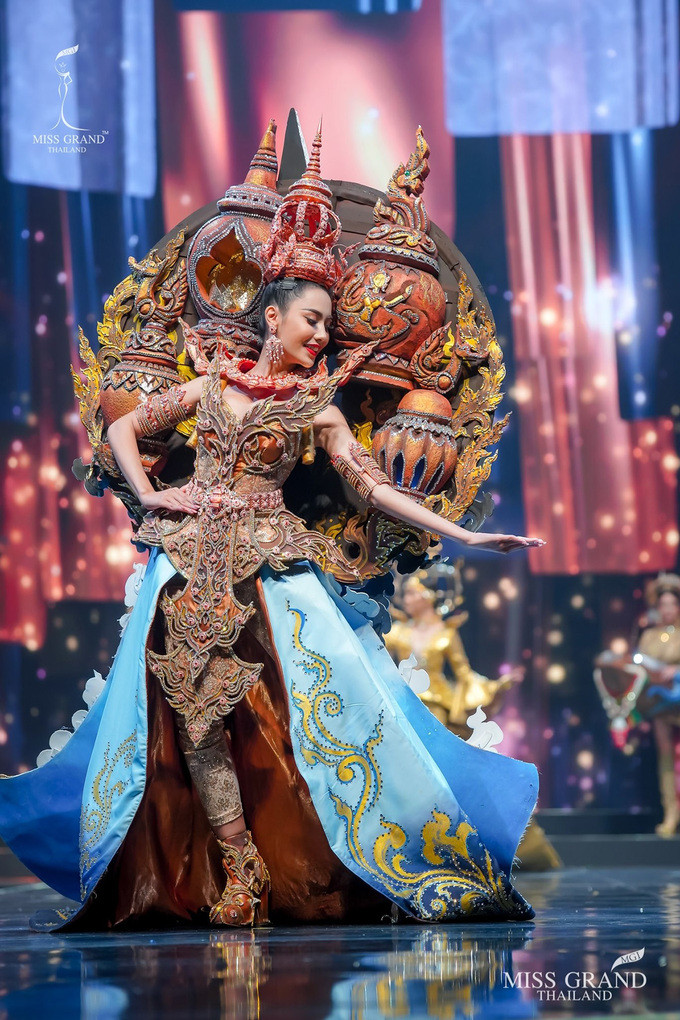 Sốc xỉu với loạt trang phục dân tộc siêu hoành tráng của Miss Grand Thái Lan 2020 ảnh 21