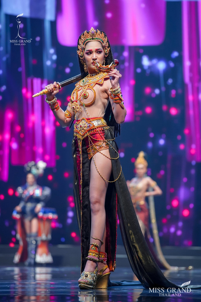 Sốc xỉu với loạt trang phục dân tộc siêu hoành tráng của Miss Grand Thái Lan 2020 ảnh 23