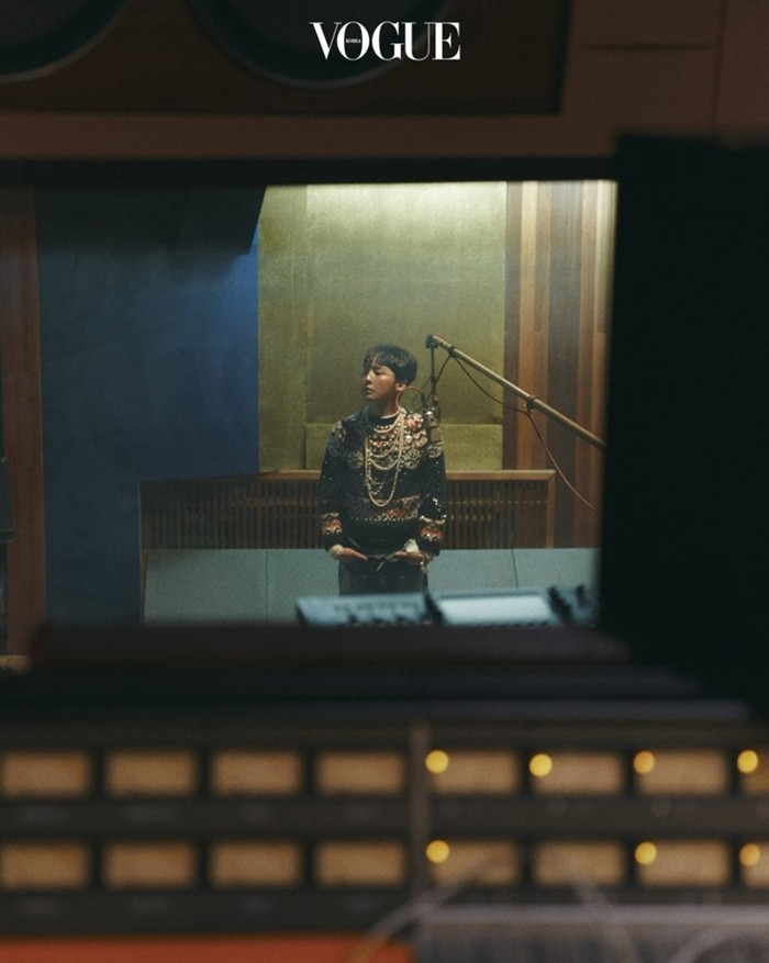 Chỉ có thể là G-DRAGON, chụp ảnh thời trang phía sau lưng vẫn được khen nức nở ảnh 3