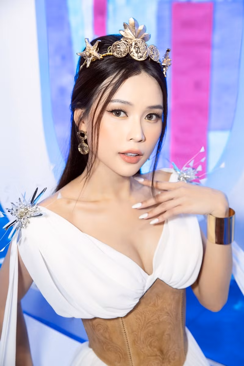 Sam đẹp lộng lẫy như công chúa Hy Lạp, hội ngộ Diệu Nhi trên thảm đỏ Tuần lễ thời trang ảnh 2