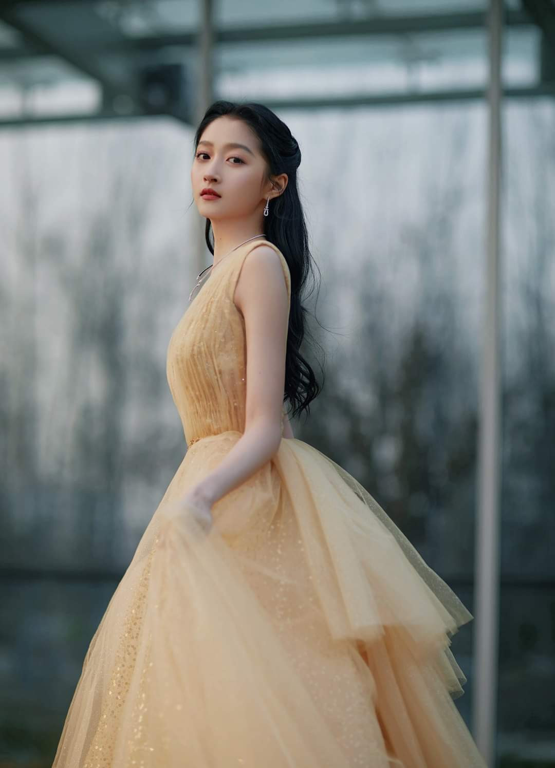 “Công chúa xinh đẹp” Quan Hiểu Đồng gây tranh cãi vì toàn về tay không ở các lễ trao giải ảnh 5