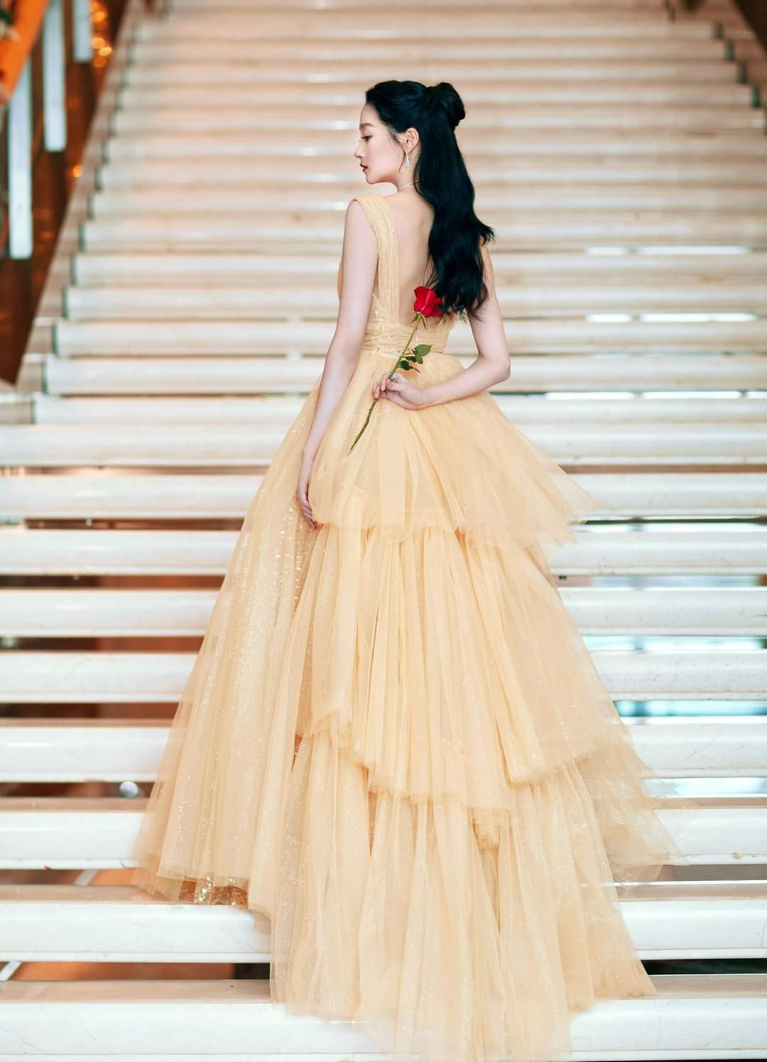 “Công chúa xinh đẹp” Quan Hiểu Đồng gây tranh cãi vì toàn về tay không ở các lễ trao giải ảnh 6