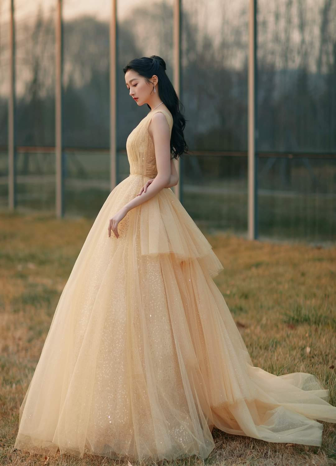 “Công chúa xinh đẹp” Quan Hiểu Đồng gây tranh cãi vì toàn về tay không ở các lễ trao giải ảnh 3