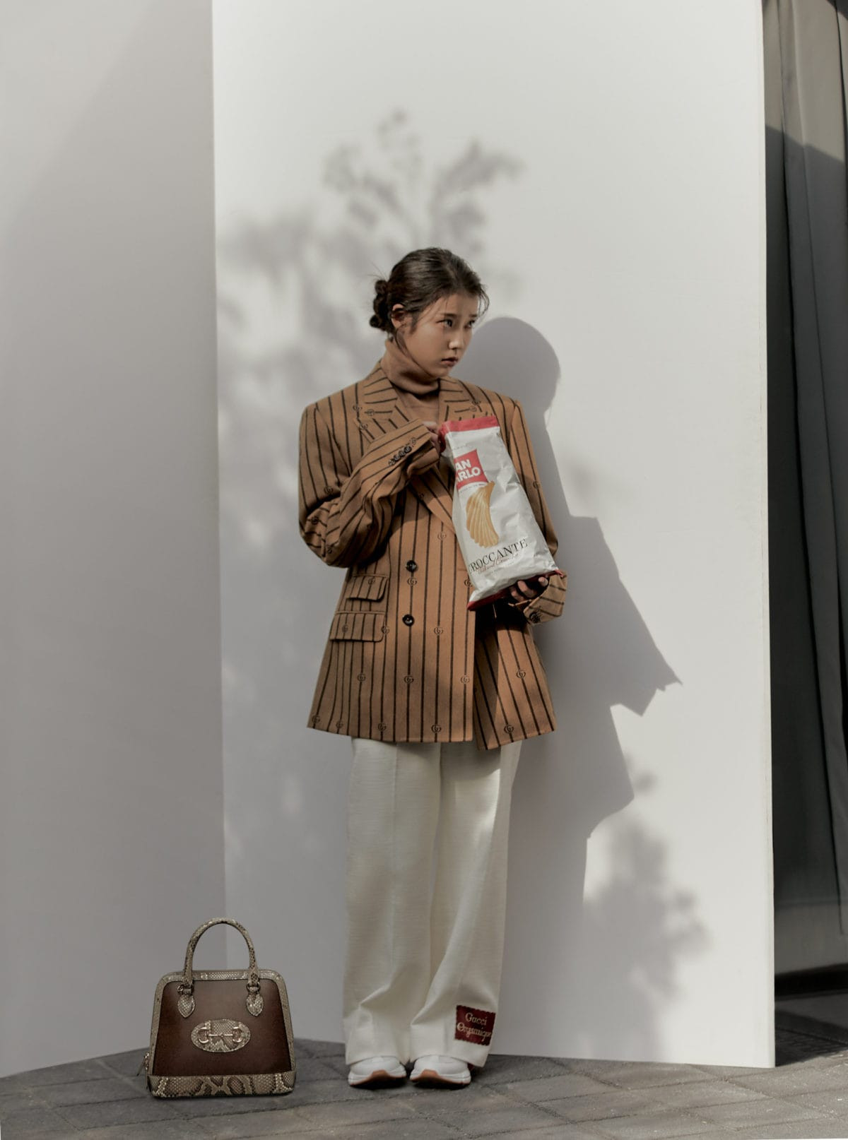 IU diện trang phục lịch lãm như một quý ông trên ấn phẩm GQ Man Of The Year ảnh 8