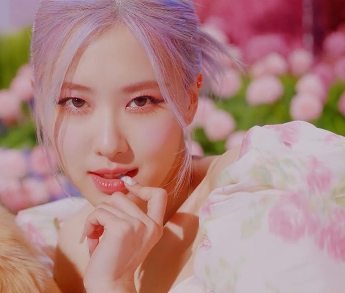 Diện váy Moschino xinh như công chúa nhưng Rosé BLACKPINK chỉ dùng mỹ phẩm bình dân ảnh 2