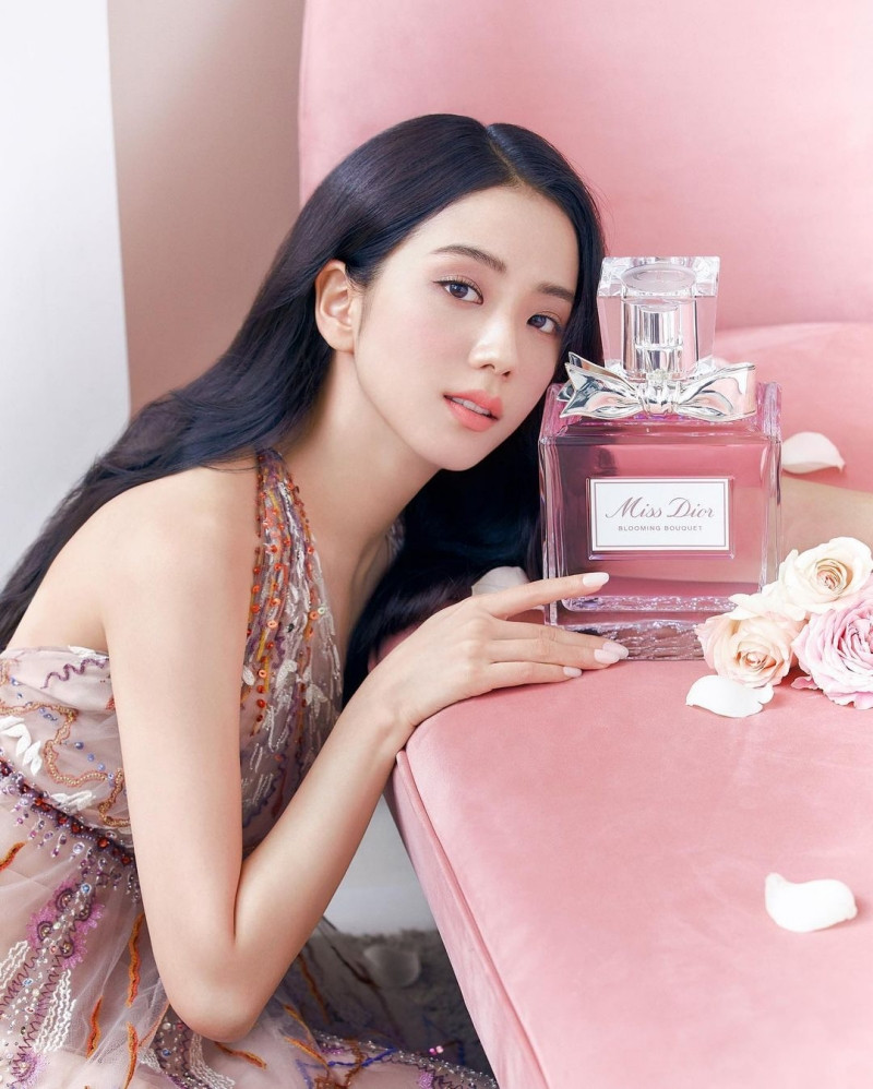 Phải chăng vai vế của Jisoo vẫn kém Suzy dù cùng là đại sứ thương hiệu của Dior? ảnh 4